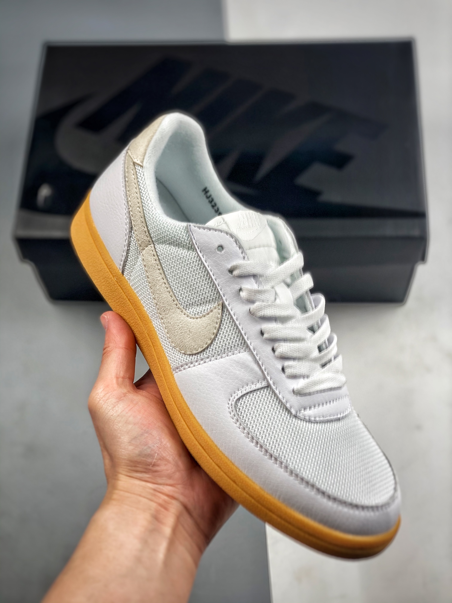 CX专供 毒版公司货
【NK】
 Nk Field General 82 美式休闲运动鞋 HJ3239-100
#鞋面采用精选顺滑皮革、合成革与耐固织物材质打造；经典黑白配色组合与黑色华夫格鞋底相呼应。经典复刻配色见证 20 世纪 80 年代传奇球星征战赛场的精彩瞬间。
尺码：36 36.5 37.5 38 38.5 39 40 40.5 41 42 42.5 43 44 44.5 45 
lods