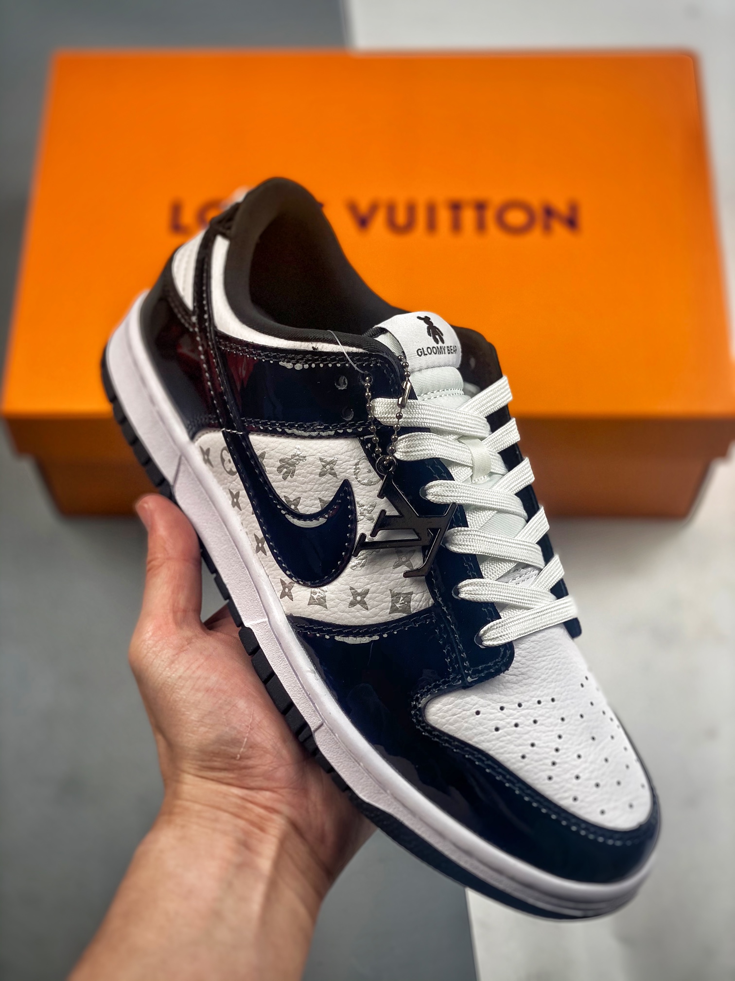 CX专供 OG版公司货 【NK】 LV x Nike Dunk Low 漆皮黑勾印花 此款主张打破传统的工业化流水线设计限制,以Made by ideas的超级创意为理念,集结众多潮流设计师,结合时下最ing潮流风尚,为潮流爱好者打造彰品自我的专属潮品.同时尊重每个年轻人对于潮流的理解与选择,主张“让每个年轻人塑造自己的潮流”. 货号:DQ1098-358