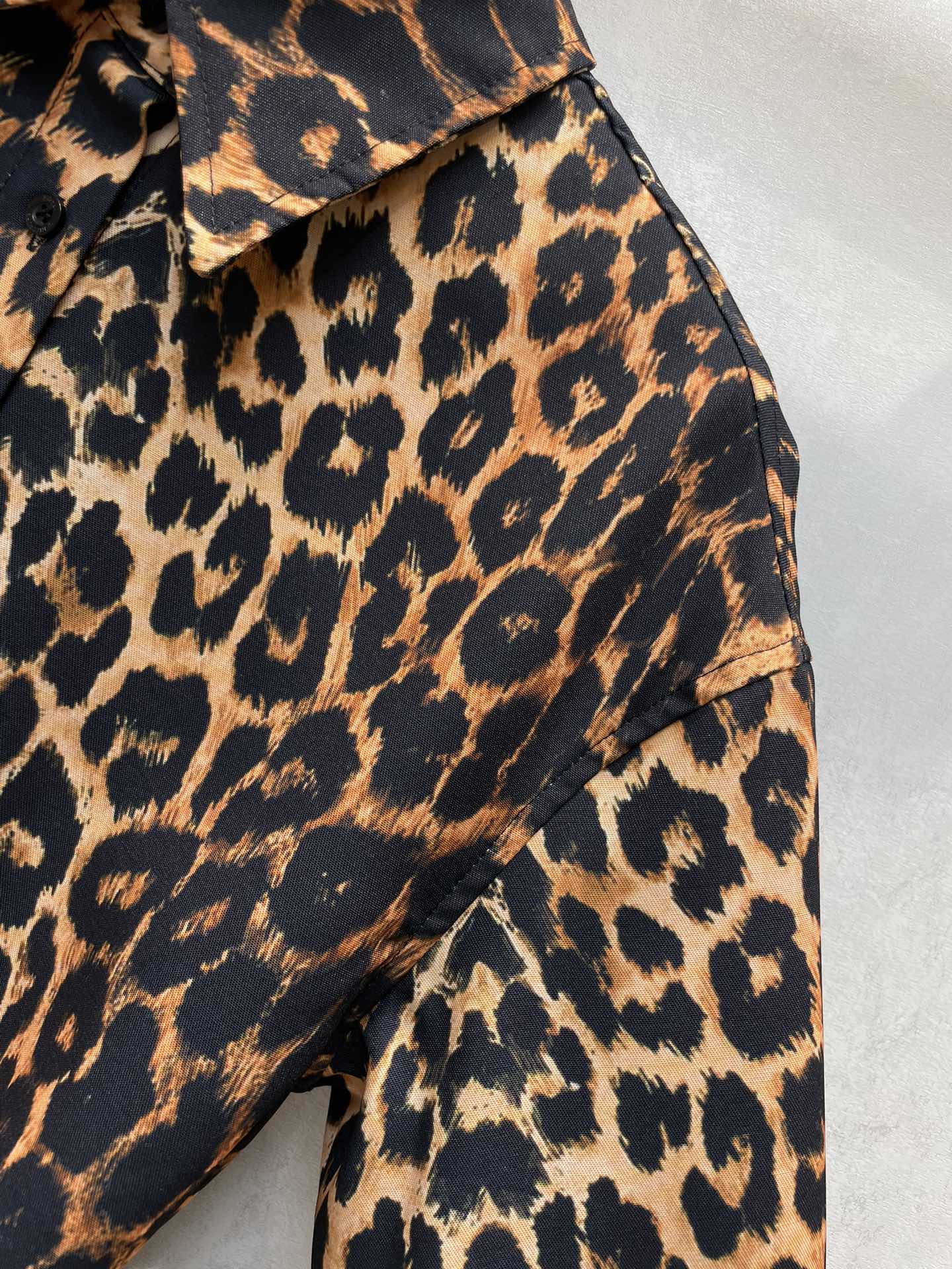 早春SLP家豹纹提花腰带衬衫男女同款系列自带气场的豹纹大衬衫用来当外套也超好看廓形的版型设计上身藏肉又利