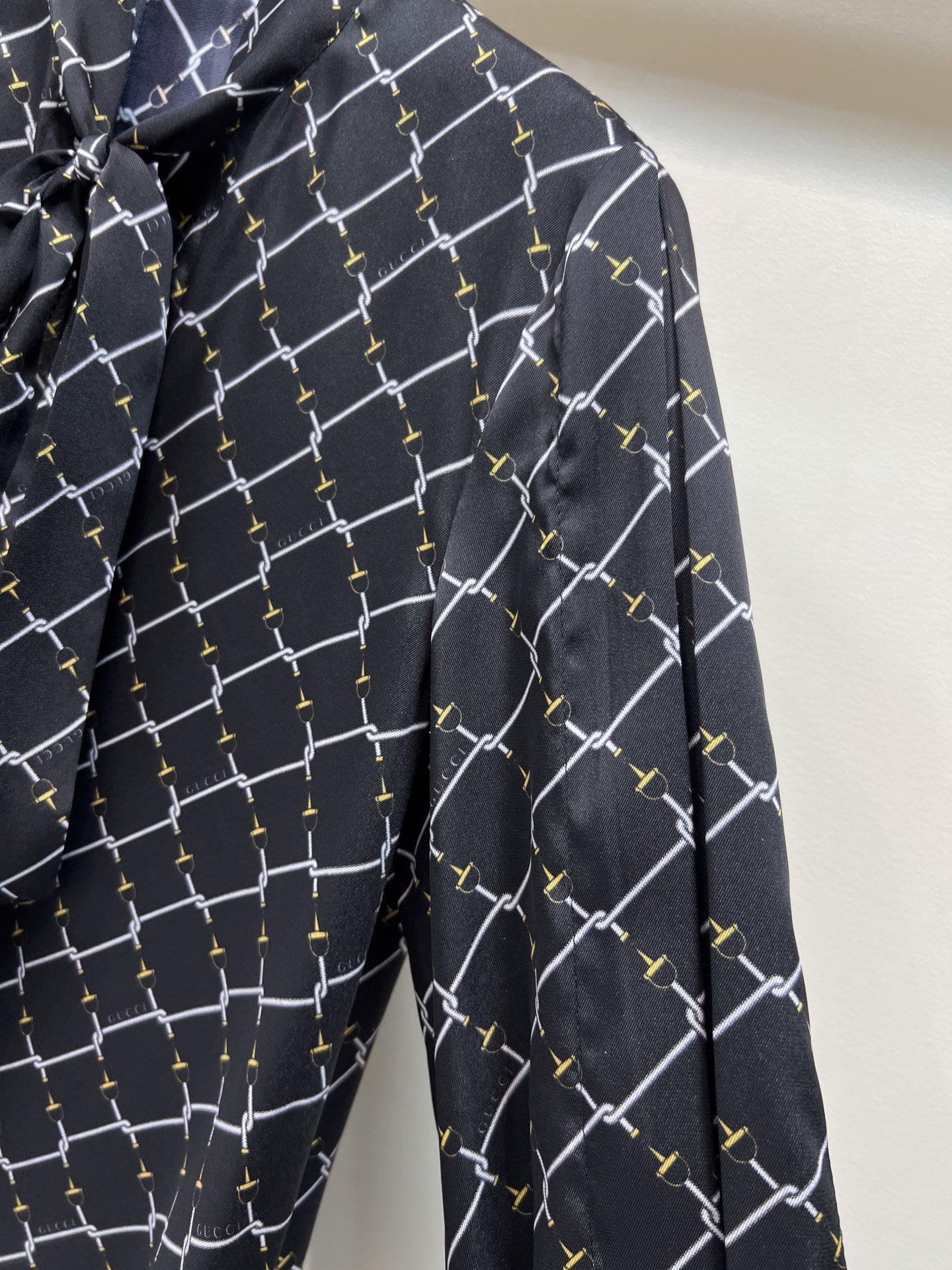 G家 26春夏新款 链条⛓️印花系带领衬衫 轻薄面料 穿着舒适透气 定制印花+领口系带设计 优雅又有细节