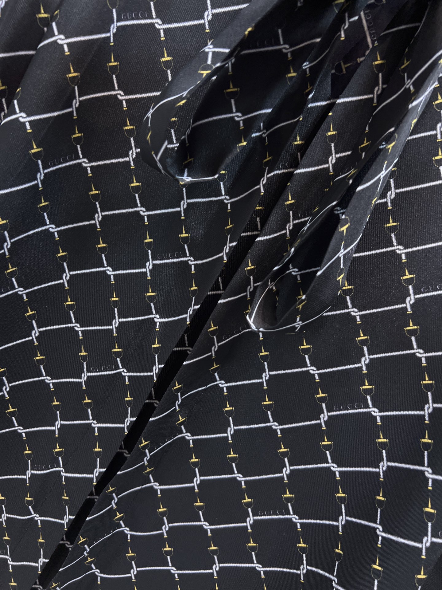 G家 26春夏新款 链条⛓️印花系带领衬衫 轻薄面料 穿着舒适透气 定制印花+领口系带设计 优雅又有细节