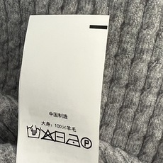 26春夏新款 骑士刺绣针织短袖 经典半开领+纽扣设计 简约又有细节感 针织材质 柔软透气 夏天穿超舒服! 26春夏新款 骑士刺绣针织短袖 经典半开领+纽扣设计 简约又有细节感 针织材质 柔软透气 夏天穿超舒服!