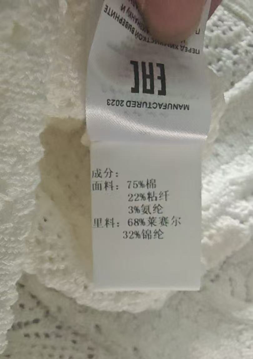 Self家 26早秋新款 白色针织连衣裙 花边立领温柔又显贵 一排精致花朵纽扣 高级感十足 立体装饰假口袋 层次细节丰富
