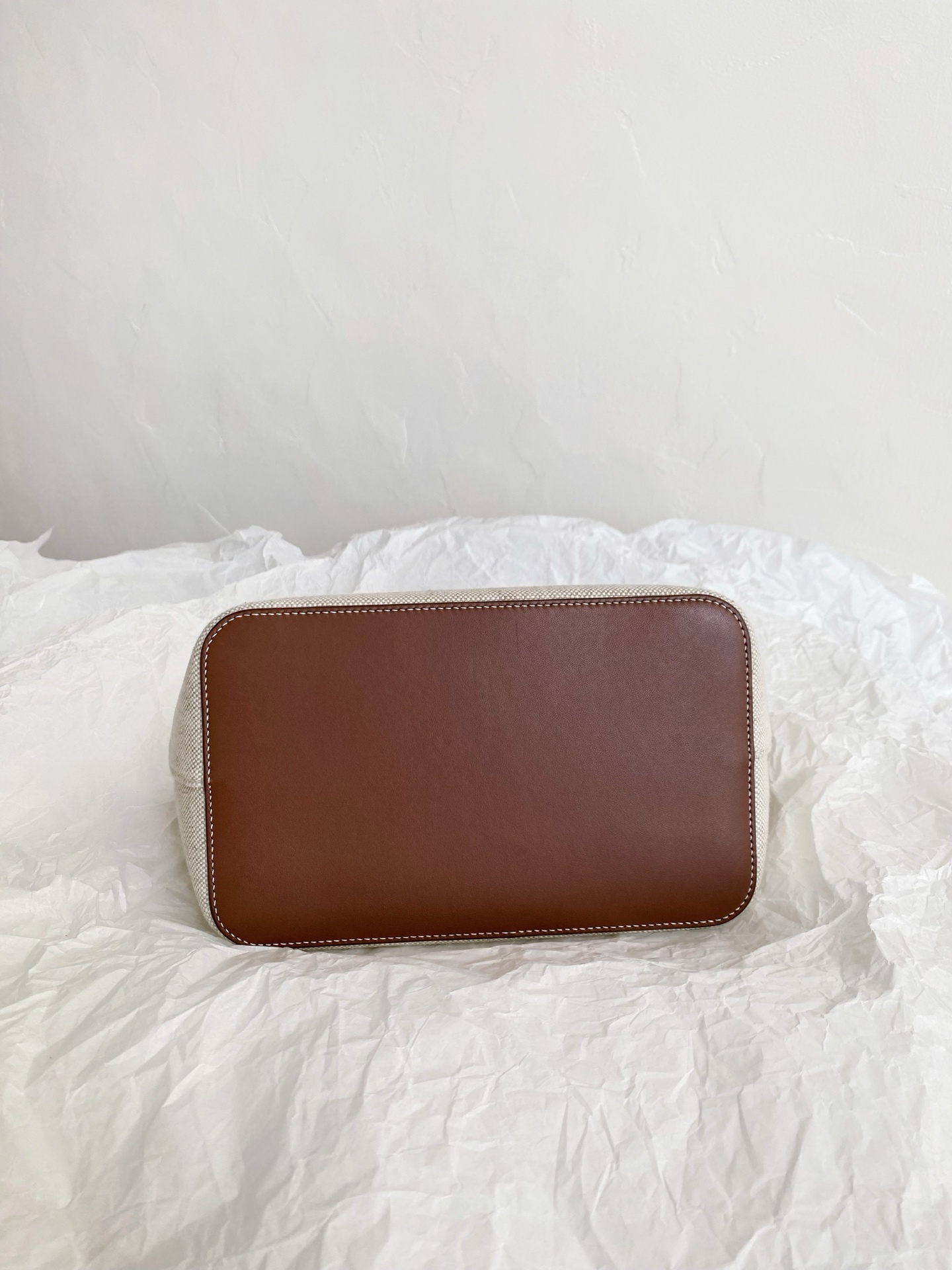 ⏰预定啦
LP loro piana bobbin 手提菜篮子包
给你们种草一下这只帆布篮子包
极简中带点小可爱，它还有点火的哦🔥
轻便能装是基操啦
有一个可拆卸帆布抽绳内袋哦
做到了菜篮子的外形
装在包里的物品也不怕丢失，满满安全感！
日常背可以，上班背也不突兀
zp也买回来啦，材料细节都正确，都对版
必须是一比一还原，质量包在我身上就行！
21×16×13cm7009m💰xx