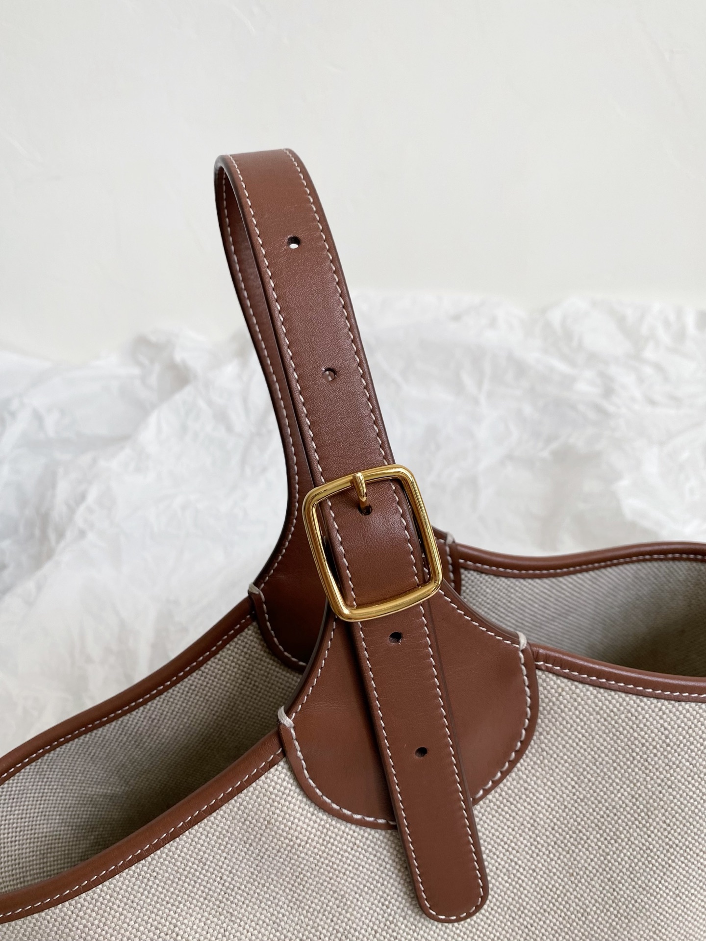 ⏰预定啦
LP loro piana bobbin 手提菜篮子包
给你们种草一下这只帆布篮子包
极简中带点小可爱，它还有点火的哦🔥
轻便能装是基操啦
有一个可拆卸帆布抽绳内袋哦
做到了菜篮子的外形
装在包里的物品也不怕丢失，满满安全感！
日常背可以，上班背也不突兀
zp也买回来啦，材料细节都正确，都对版
必须是一比一还原，质量包在我身上就行！
21×16×13cm7009m💰xx