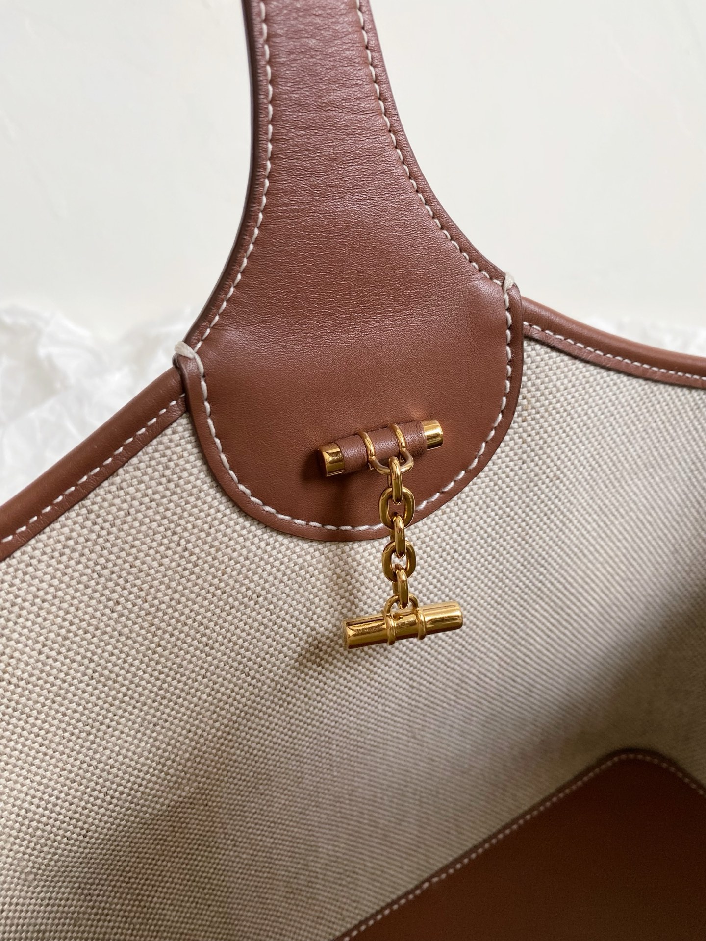 ⏰预定啦
LP loro piana bobbin 手提菜篮子包
给你们种草一下这只帆布篮子包
极简中带点小可爱，它还有点火的哦🔥
轻便能装是基操啦
有一个可拆卸帆布抽绳内袋哦
做到了菜篮子的外形
装在包里的物品也不怕丢失，满满安全感！
日常背可以，上班背也不突兀
zp也买回来啦，材料细节都正确，都对版
必须是一比一还原，质量包在我身上就行！
21×16×13cm7009m💰xx