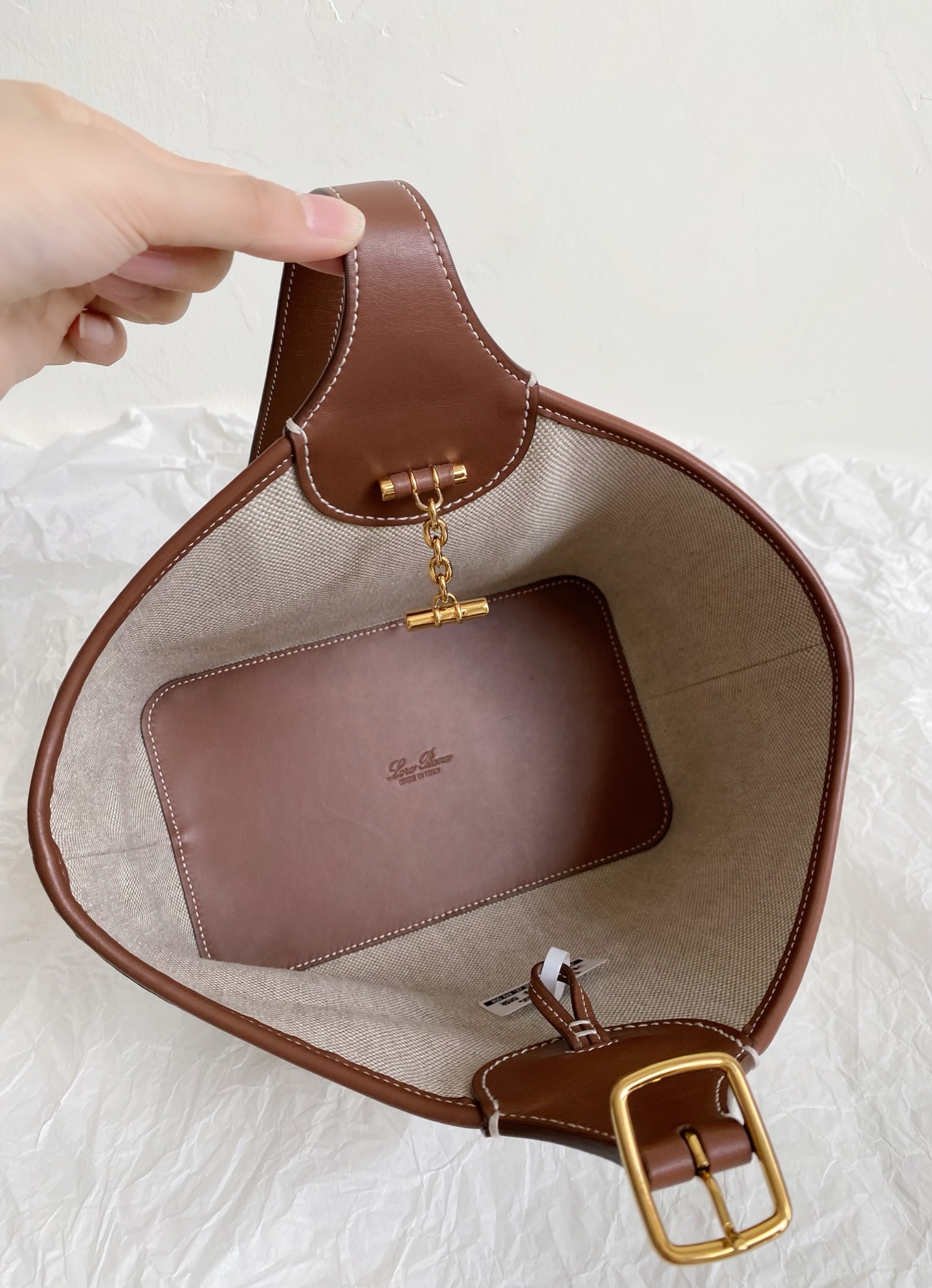 ⏰预定啦
LP loro piana bobbin 手提菜篮子包
给你们种草一下这只帆布篮子包
极简中带点小可爱，它还有点火的哦🔥
轻便能装是基操啦
有一个可拆卸帆布抽绳内袋哦
做到了菜篮子的外形
装在包里的物品也不怕丢失，满满安全感！
日常背可以，上班背也不突兀
zp也买回来啦，材料细节都正确，都对版
必须是一比一还原，质量包在我身上就行！
21×16×13cm7009m💰xx