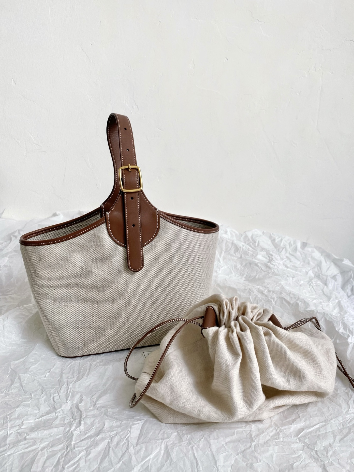 ⏰预定啦
LP loro piana bobbin 手提菜篮子包
给你们种草一下这只帆布篮子包
极简中带点小可爱，它还有点火的哦🔥
轻便能装是基操啦
有一个可拆卸帆布抽绳内袋哦
做到了菜篮子的外形
装在包里的物品也不怕丢失，满满安全感！
日常背可以，上班背也不突兀
zp也买回来啦，材料细节都正确，都对版
必须是一比一还原，质量包在我身上就行！
21×16×13cm7009m💰xx