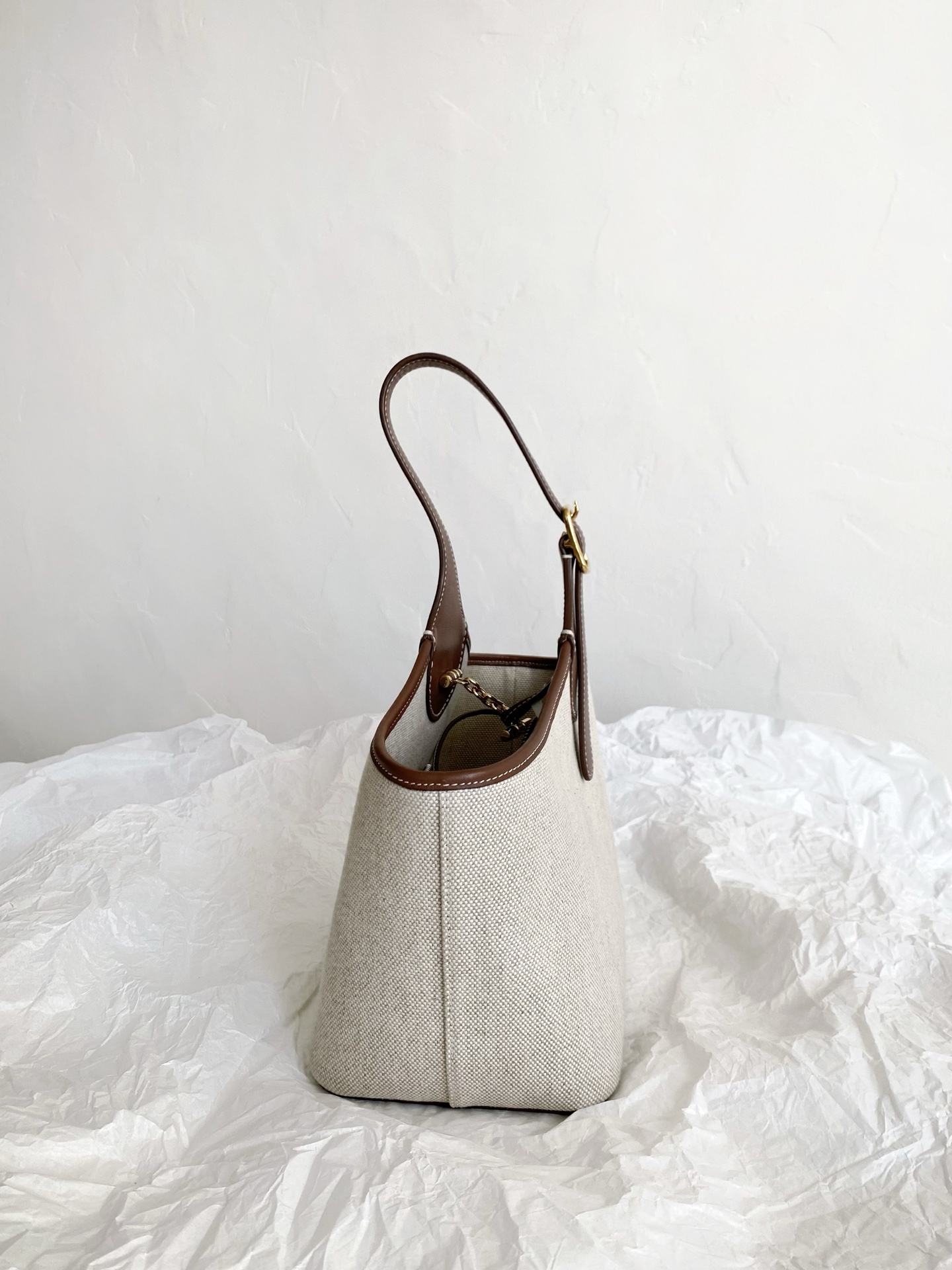 ⏰预定啦
LP loro piana bobbin 手提菜篮子包
给你们种草一下这只帆布篮子包
极简中带点小可爱，它还有点火的哦🔥
轻便能装是基操啦
有一个可拆卸帆布抽绳内袋哦
做到了菜篮子的外形
装在包里的物品也不怕丢失，满满安全感！
日常背可以，上班背也不突兀
zp也买回来啦，材料细节都正确，都对版
必须是一比一还原，质量包在我身上就行！
21×16×13cm7009m💰xx