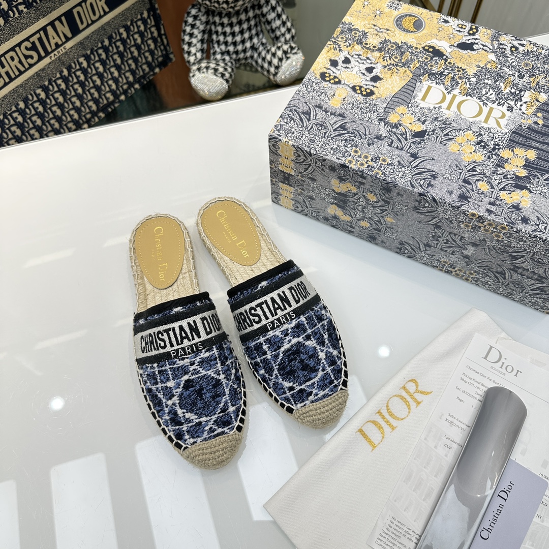 NO:234441,.| 5 Dior DIOR's new hot-season fisherman's shoes semi-trailer, simple, atmospheric and fashionable, unsightly and timeless, it is the classic place that never fades in the fashion circle, retro fisherman's shoes. Original hand-woven surface, electric embroidery craftsmanship!  Specific cloth surface, raw glue, code number 35-40 (34.41.42 code custom code number), semi-drag, dior, dior, espadrilles19860909.| 5  迪奥DIOR早春新款爆款渔夫鞋半拖 简约大气时髦,耐看不过时,是时尚圈永不退潮的经典所在,复古的渔夫鞋. 原版手工编织面,电绣工艺！特定布面 生胶大底 码数35-40（34.41.42码定做码数）,半拖,dior,dior,espadrilles,Women's Shoes