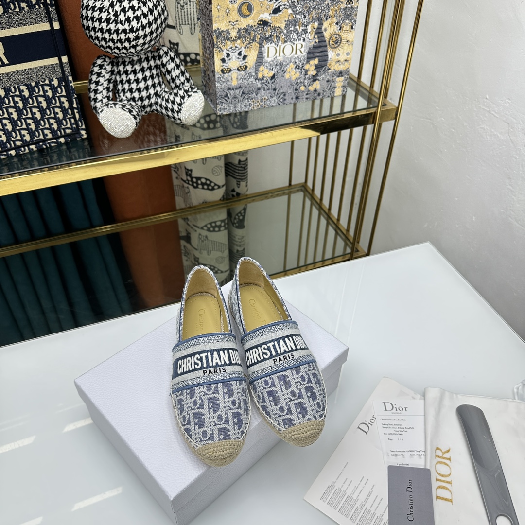 NO:255883,.| 5 Dior DIOR early spring new hot fisherman shoes. Simple, elegant and fashionable, unsightly and timeless, it is a classic that never fades away in the fashion circle, retro fisherman shoes. Original hand-woven surface, electric embroidery craftsmanship!  Specific cloth surface, raw glue outsole, size 35-40 (34.41.42 size custom size), fisherman's shoes, dior, dior, espadrilles19860909.| 5  迪奥DIOR早春新款爆款渔夫鞋 简约大气时髦,耐看不过时,是时尚圈永不退潮的经典所在,复古的渔夫鞋. 原版手工编织面,电绣工艺！特定布面 生胶大底 码数35-40（34.41.42码定做码数）,渔夫鞋,dior,dior,espadrilles,Women's Shoes