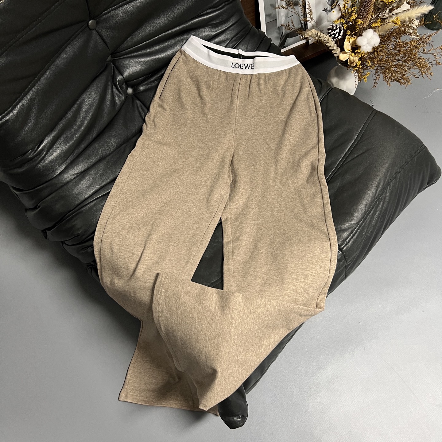 “Stylish One-Size-Fits-All Female Suit with Multiple Options in Two Colors” - 图片 4