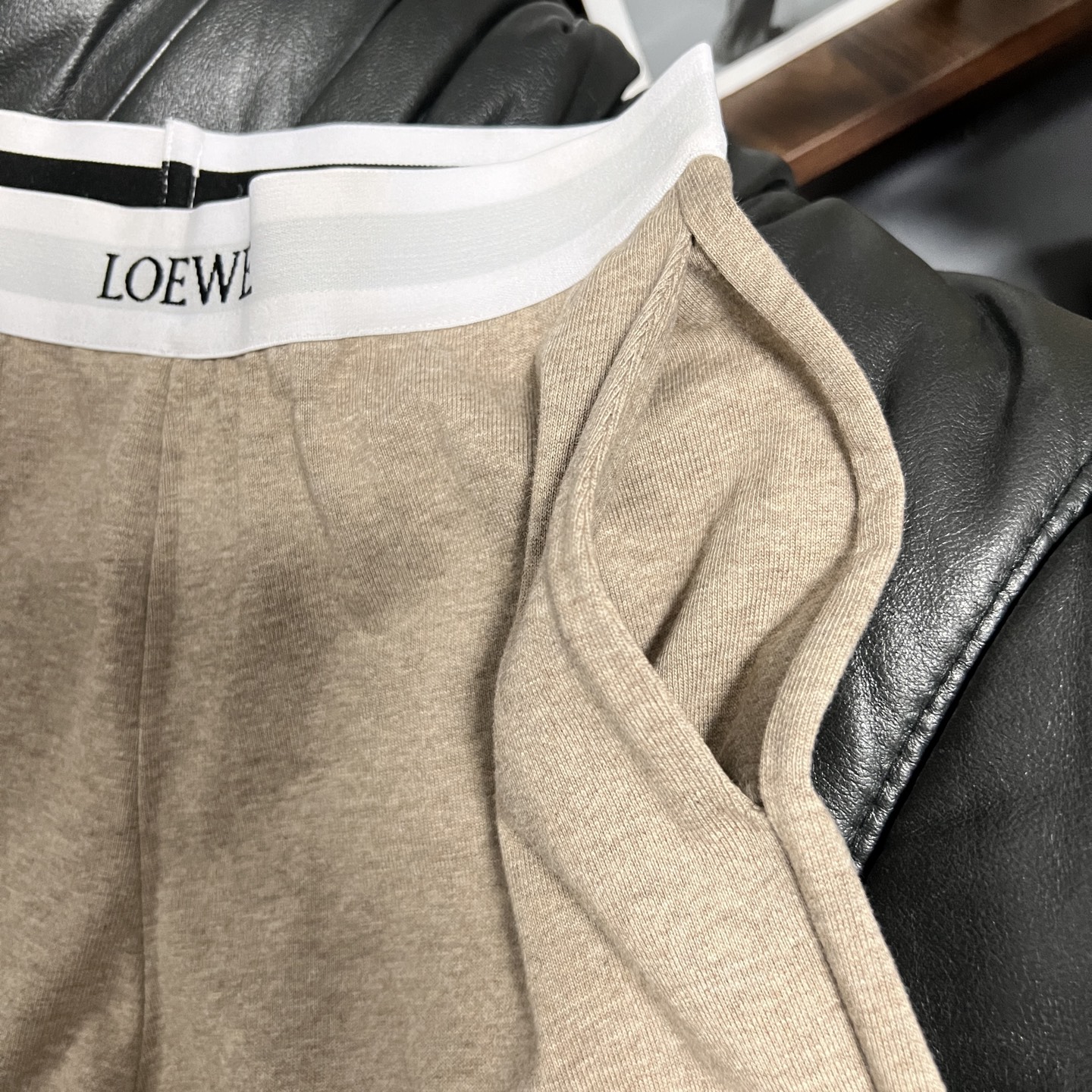 “Stylish One-Size-Fits-All Female Suit with Multiple Options in Two Colors” - 图片 7