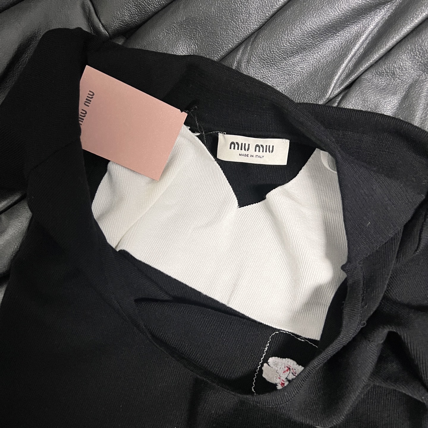 Miu Mi’s Stylish Two-Tone Sleeve Shirt with Fake Two Design - 图片 5