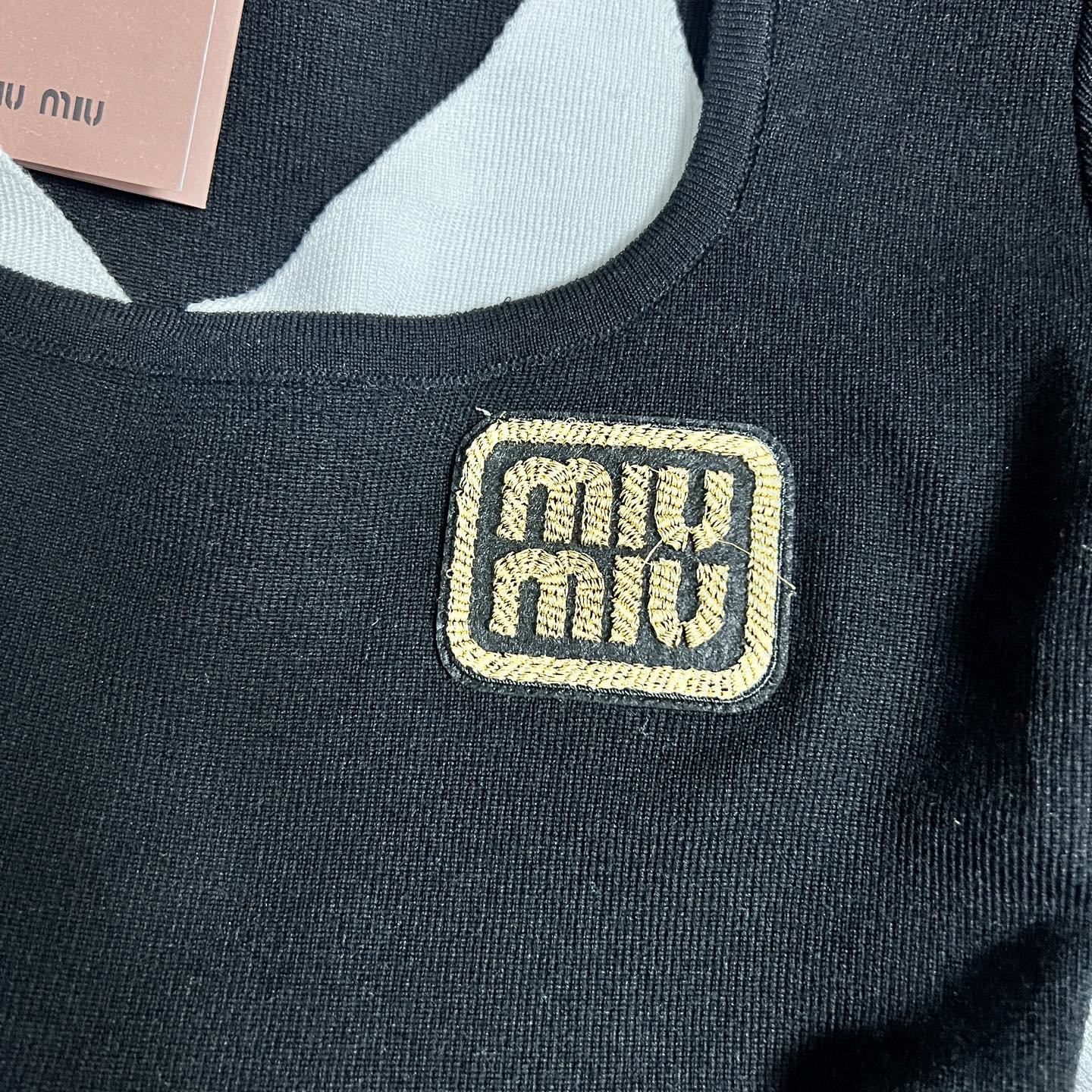 Miu Mi’s Stylish Two-Tone Sleeve Shirt with Fake Two Design - 图片 7