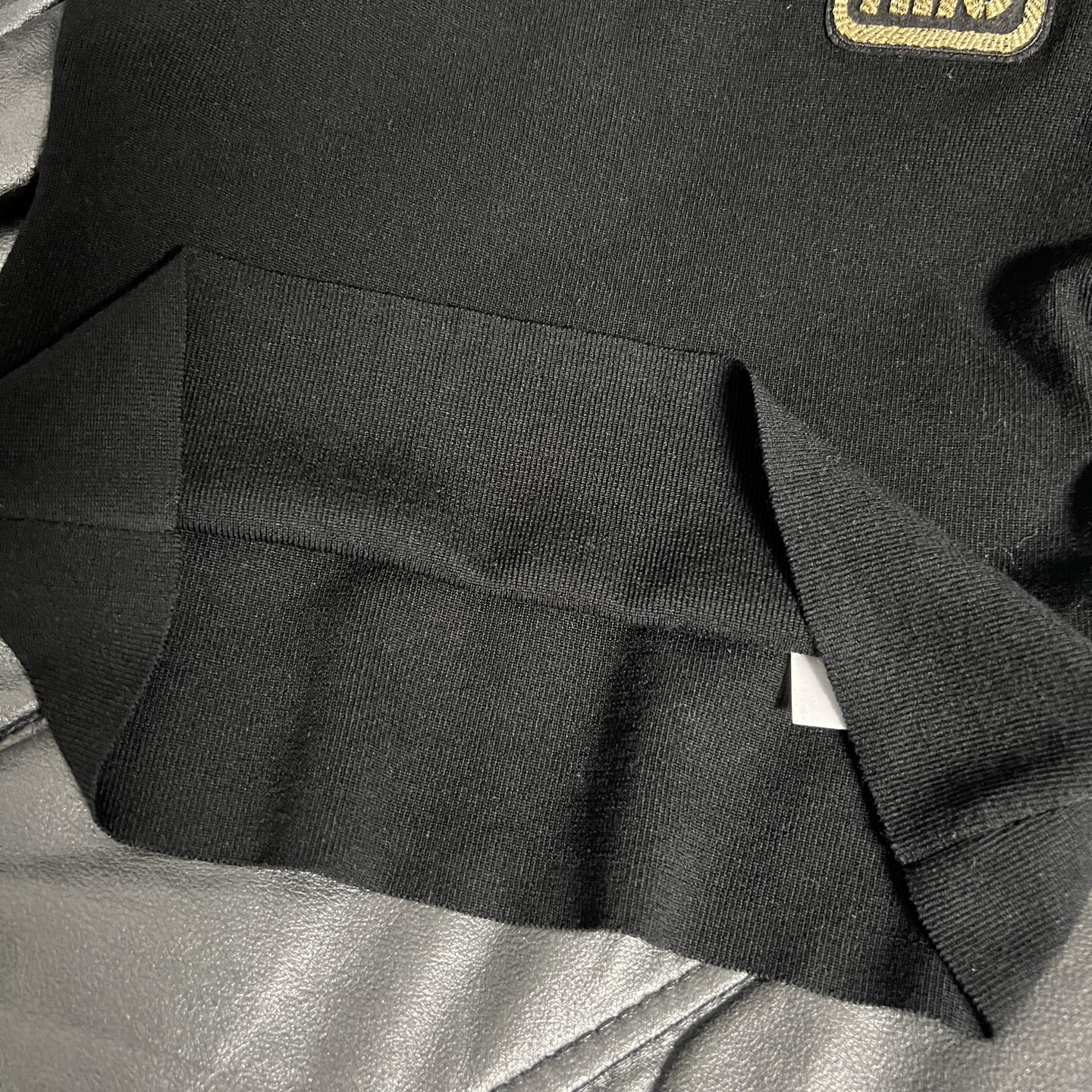 Miu Mi’s Stylish Two-Tone Sleeve Shirt with Fake Two Design - 图片 8