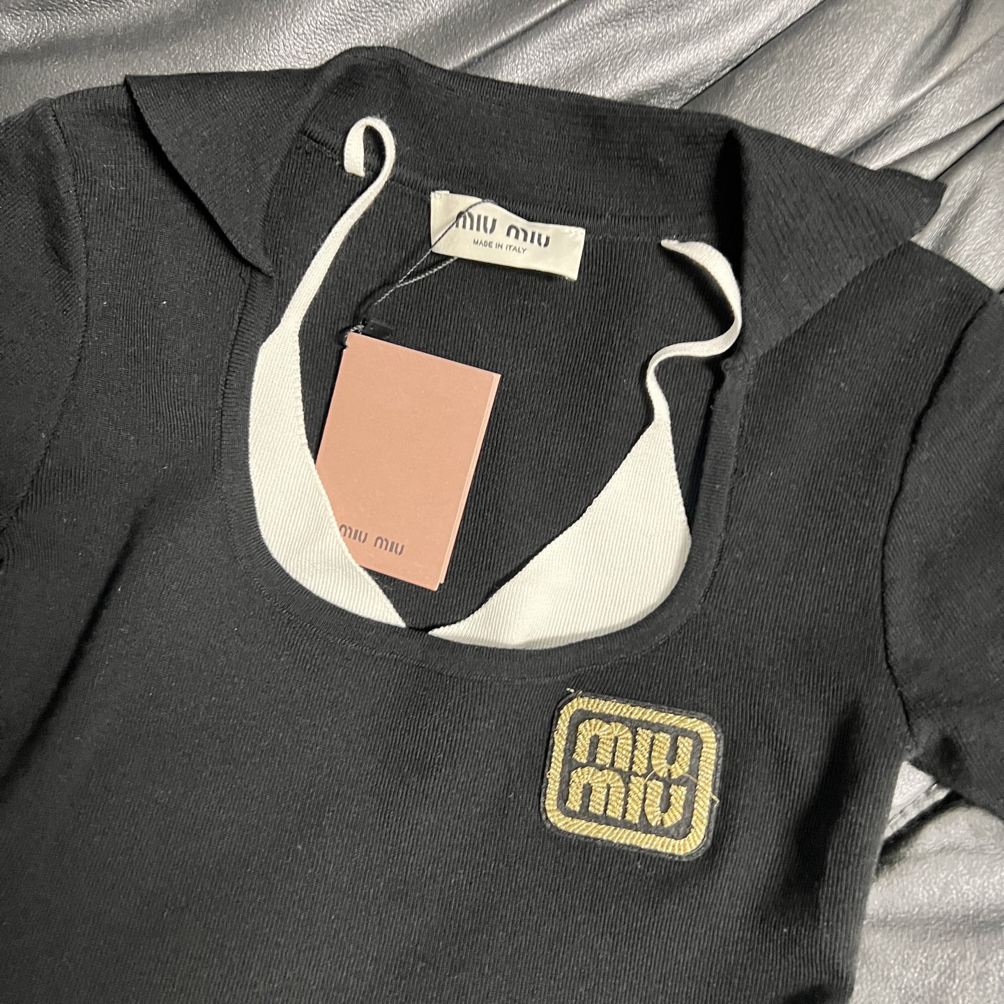 Miu Mi’s Stylish Two-Tone Sleeve Shirt with Fake Two Design - 图片 6