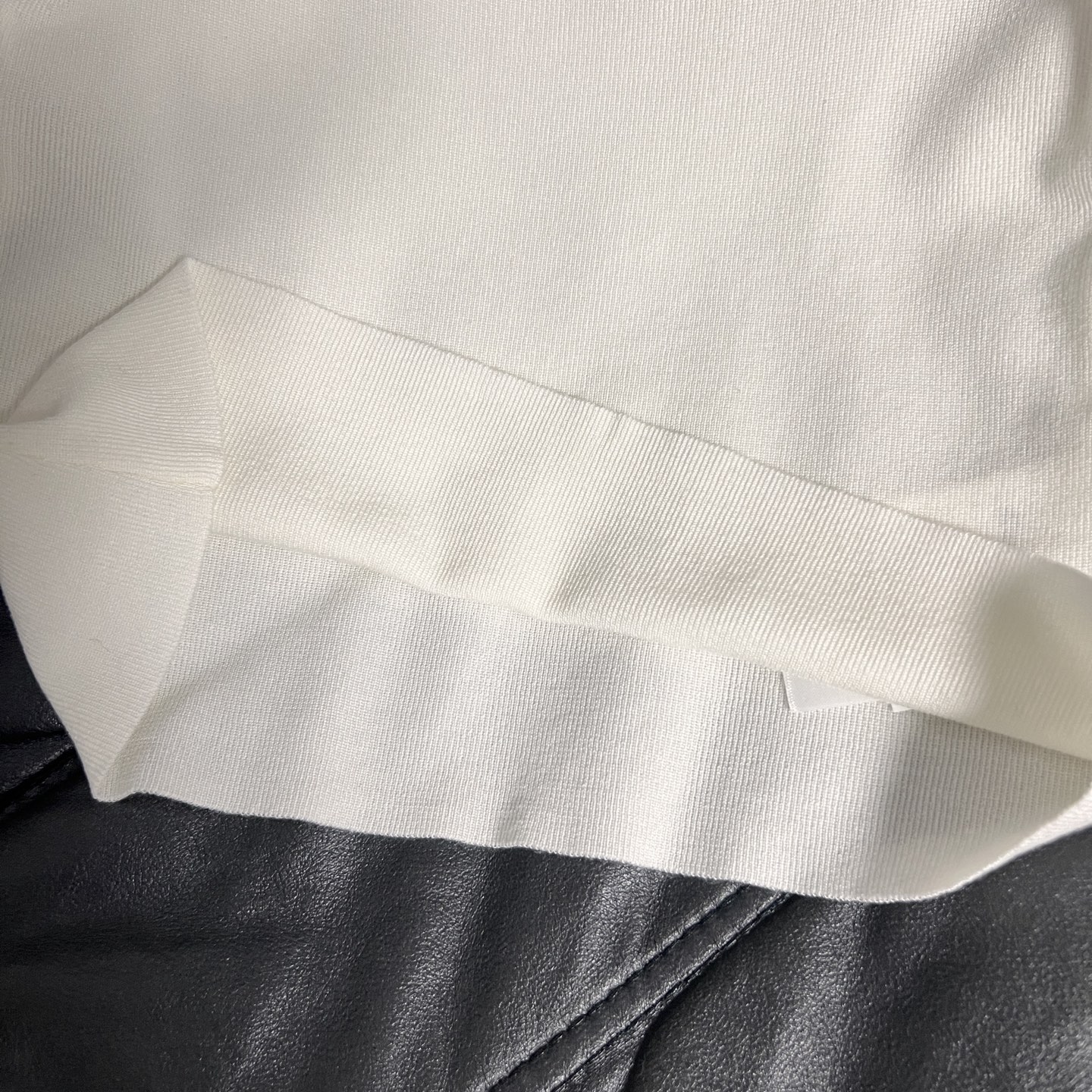 Miu Mi’s Stylish Two-Tone Sleeve Shirt for Hard-Core Females - 图片 8
