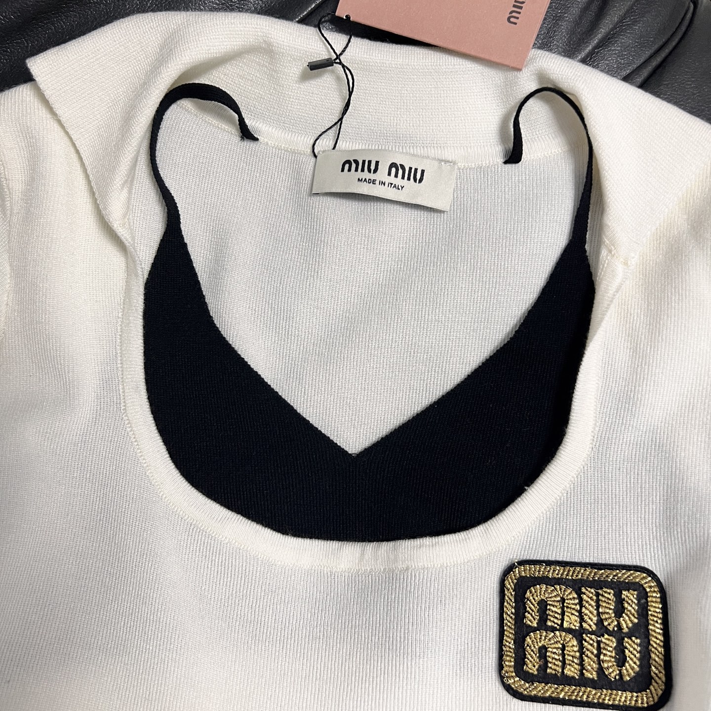 Miu Mi’s Stylish Two-Tone Sleeve Shirt for Hard-Core Females - 图片 4