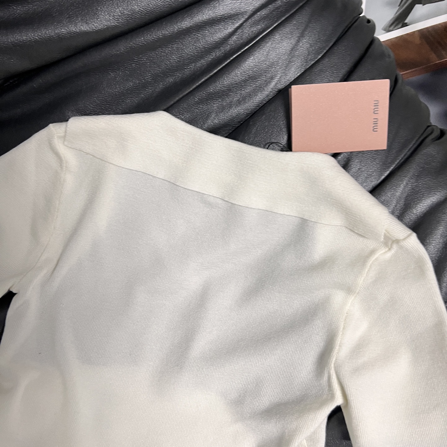 Miu Mi’s Stylish Two-Tone Sleeve Shirt for Hard-Core Females - 图片 7