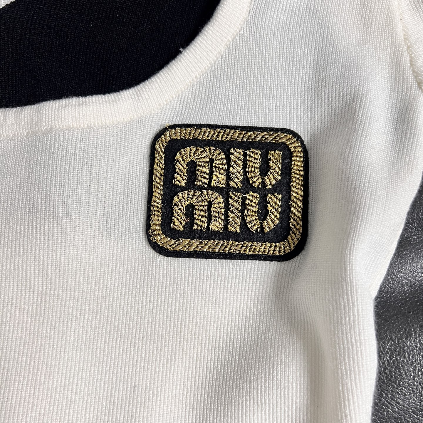 Miu Mi’s Stylish Two-Tone Sleeve Shirt for Hard-Core Females - 图片 6