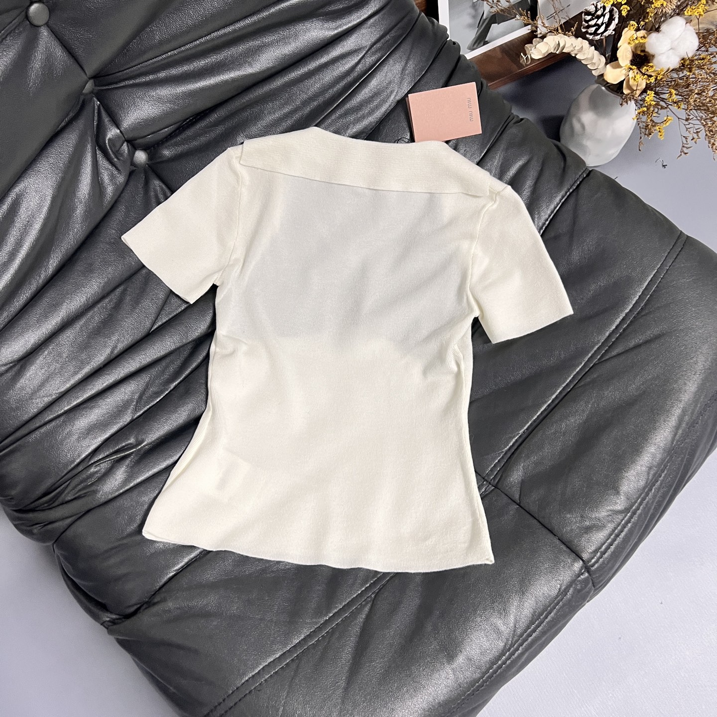 Miu Mi’s Stylish Two-Tone Sleeve Shirt for Hard-Core Females - 图片 3