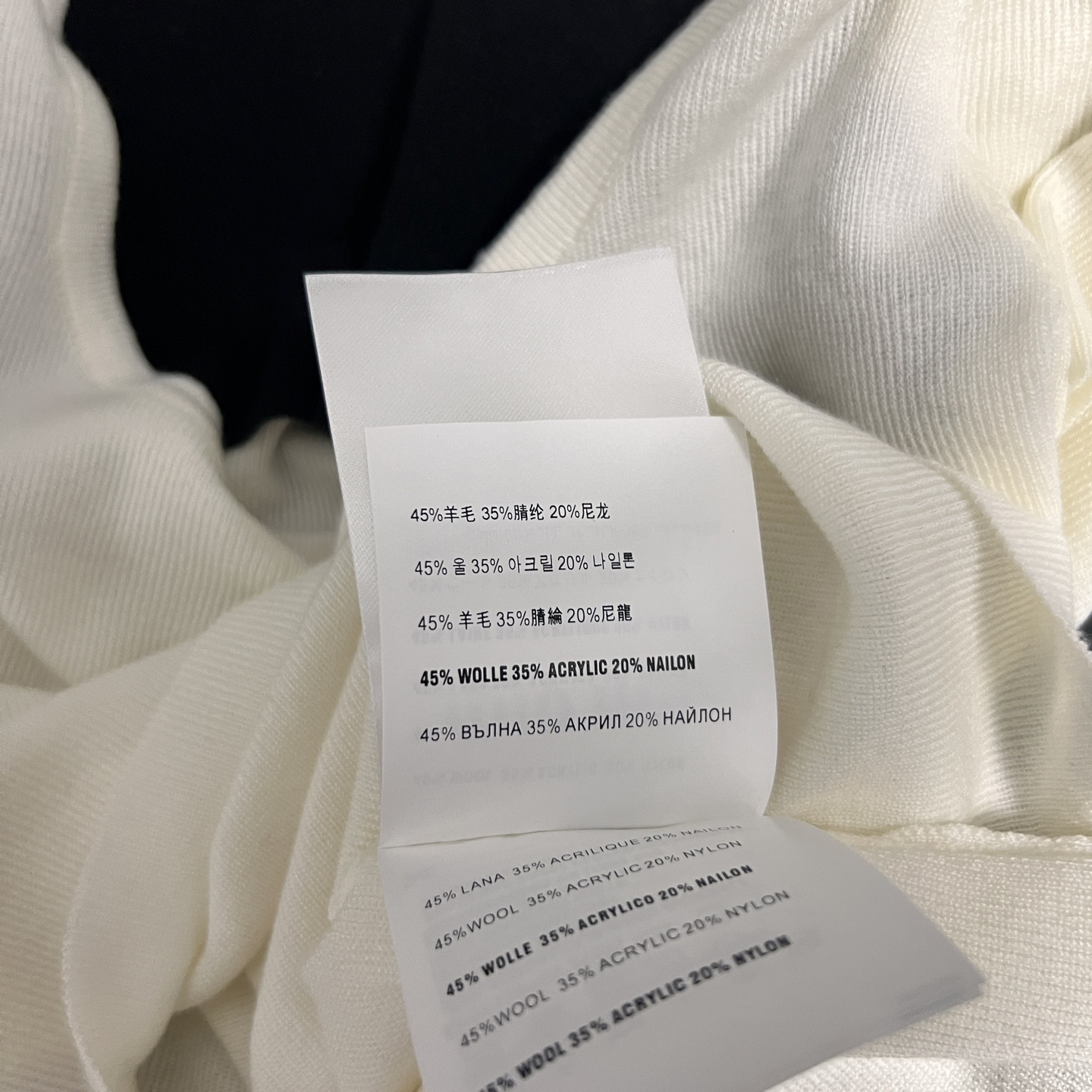 Miu Mi’s Stylish Two-Tone Sleeve Shirt for Hard-Core Females - 图片 9