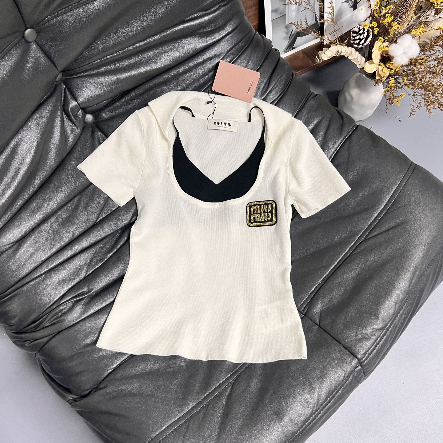 Miu Mi’s Stylish Two-Tone Sleeve Shirt for Hard-Core Females - 图片 2