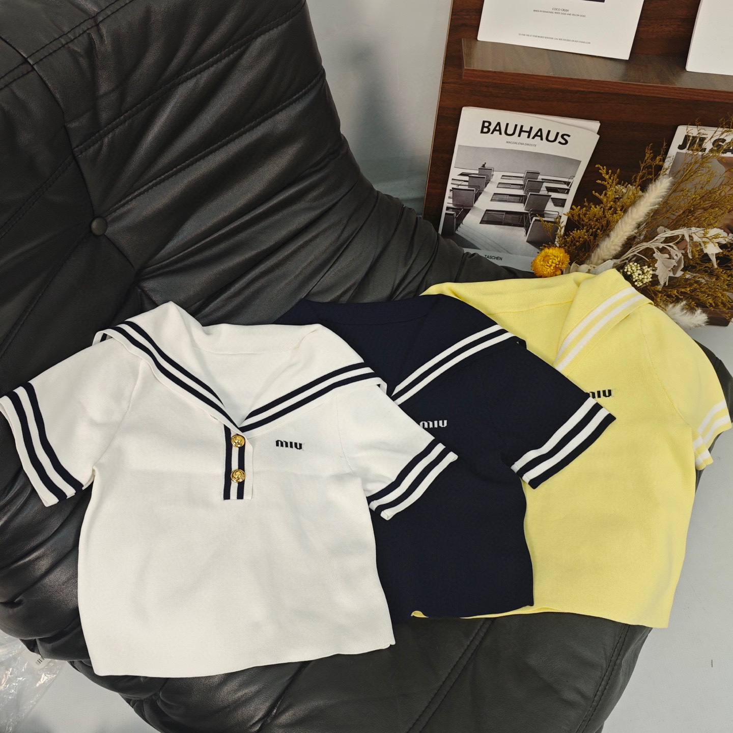 Stylish Single-Handed Female Suit: White, Blue, Yellow Colors, Sailor Collar, Metal Buttons - 图片 1