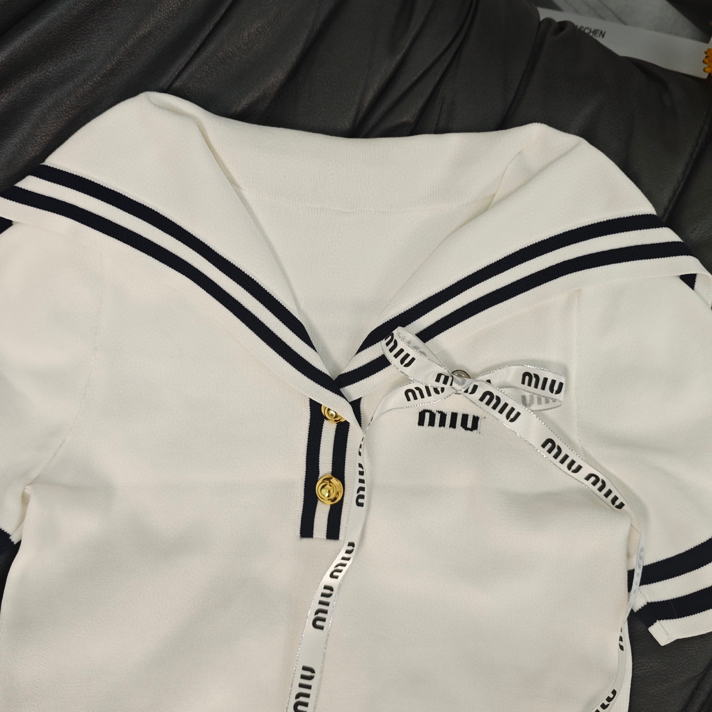 Stylish Single-Handed Female Suit: White, Blue, Yellow Colors, Sailor Collar, Metal Buttons - 图片 4