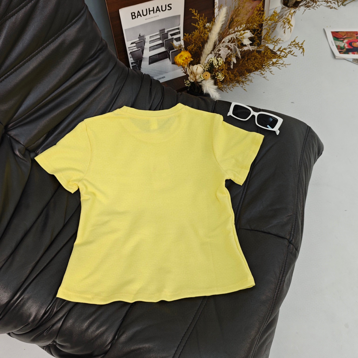 Vibrant Yellow Summer Suit for Active Females: Comfortable and Stylish Set. - 图片 3