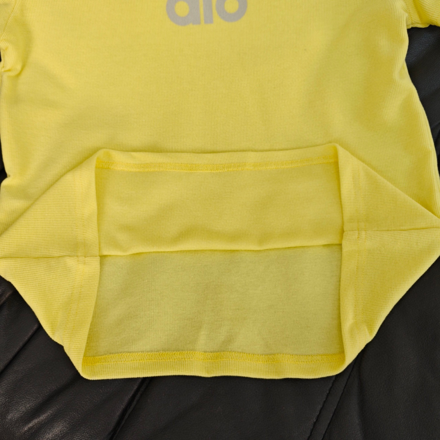 Vibrant Yellow Summer Suit for Active Females: Comfortable and Stylish Set. - 图片 6