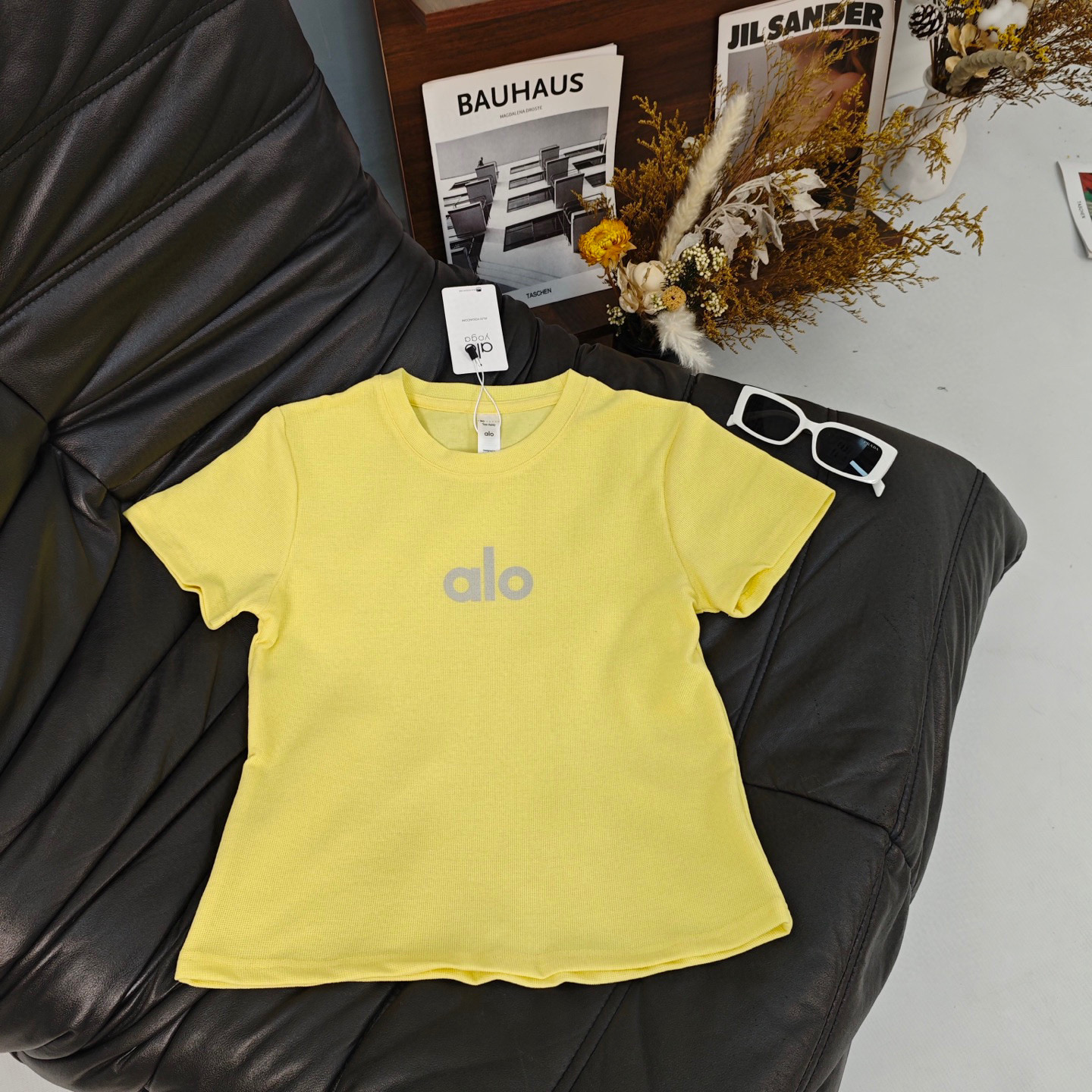 Vibrant Yellow Summer Suit for Active Females: Comfortable and Stylish Set. - 图片 2