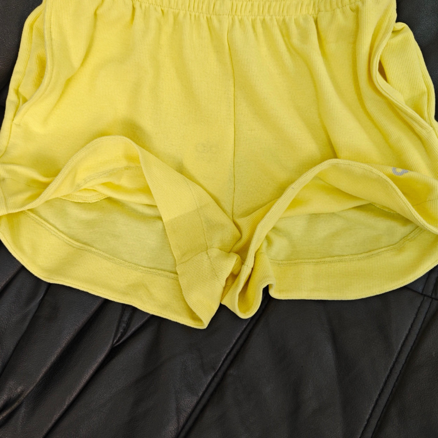 Vibrant Yellow Summer Suit for Active Women: Comfortable and Stylish Set. - 图片 6