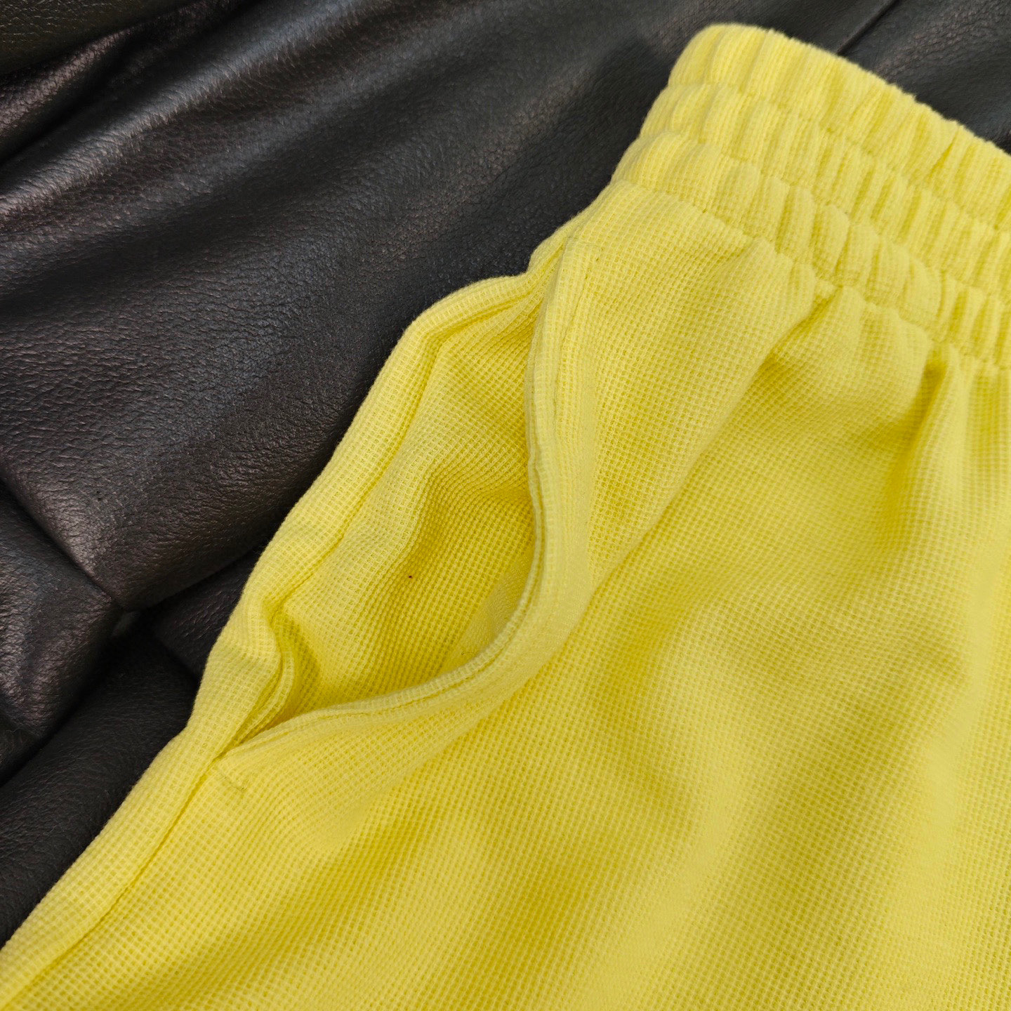 Vibrant Yellow Summer Suit for Active Women: Comfortable and Stylish Set. - 图片 4