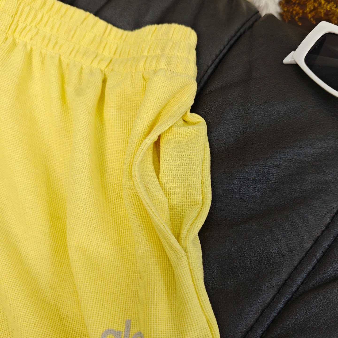 Vibrant Yellow Summer Suit for Active Women: Comfortable and Stylish Set. - 图片 5