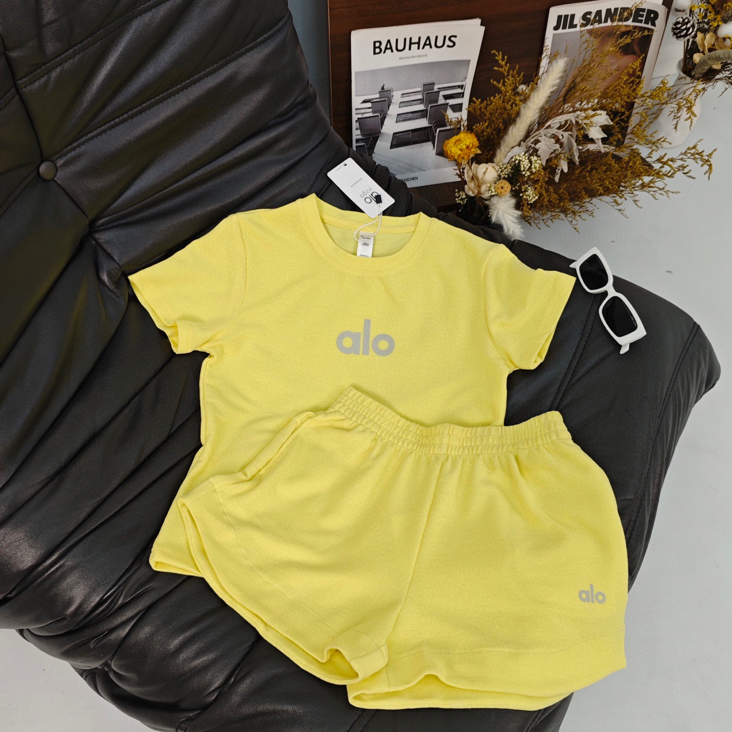 Vibrant Yellow Summer Suit for Active Women: Comfortable and Stylish Set. - 图片 1