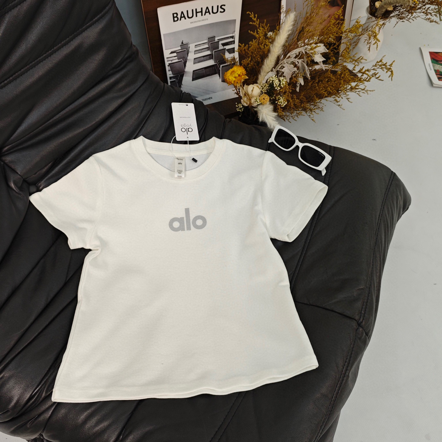 Trendy White Sports Suit with Short Sleeves and Low-key Letter Prints - 图片 2