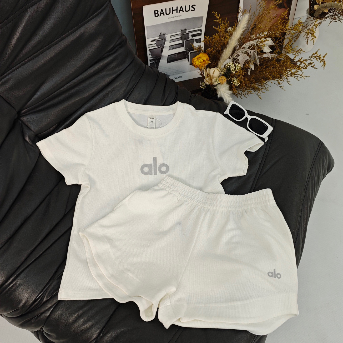 Trendy White Sports Suit with Short Sleeves and Low-key Letter Prints - 图片 1