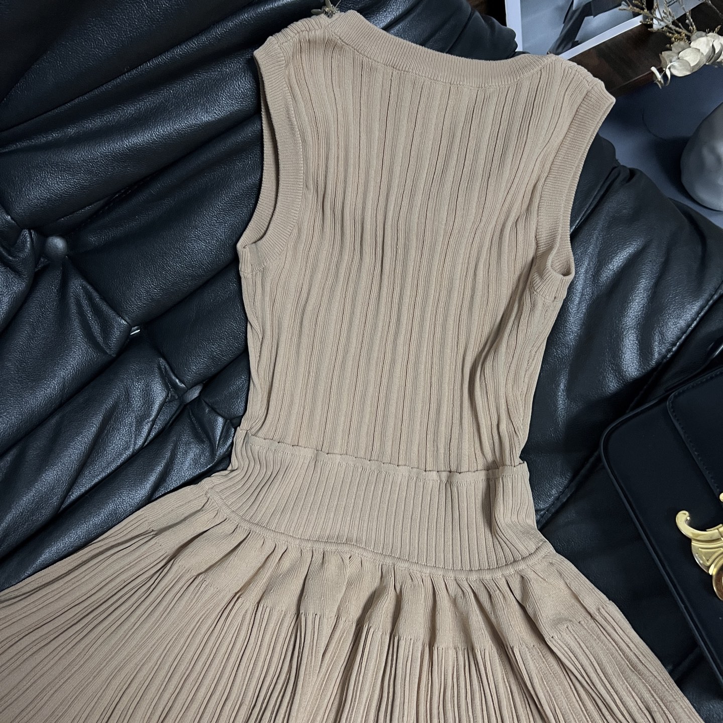 Elegant Wrinkled Design Dress in Classic Colors: 25ss Collection Overview - 图片 5