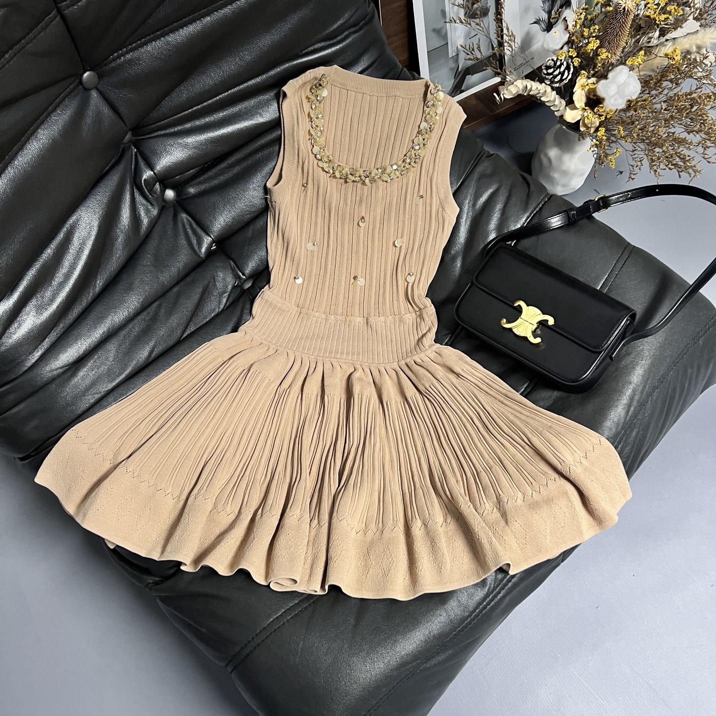 Elegant Wrinkled Design Dress in Classic Colors: 25ss Collection Overview - 图片 2