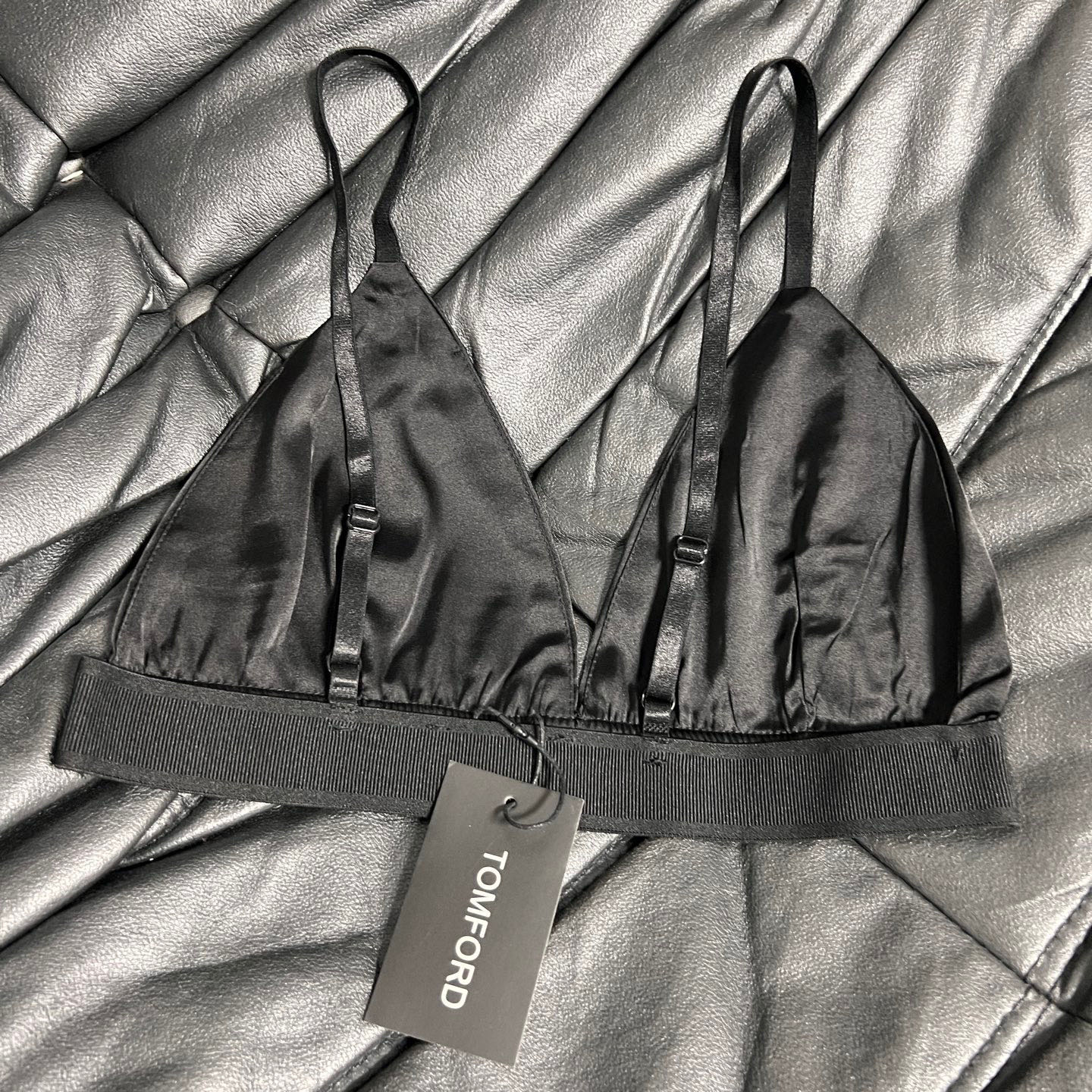 TOM FORD New 25-Piece Women’s Suit Collection with Silky Styling and Logo Details - 图片 4
