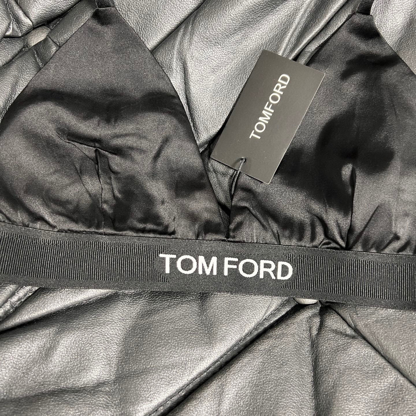 TOM FORD New 25-Piece Women’s Suit Collection with Silky Styling and Logo Details - 图片 6
