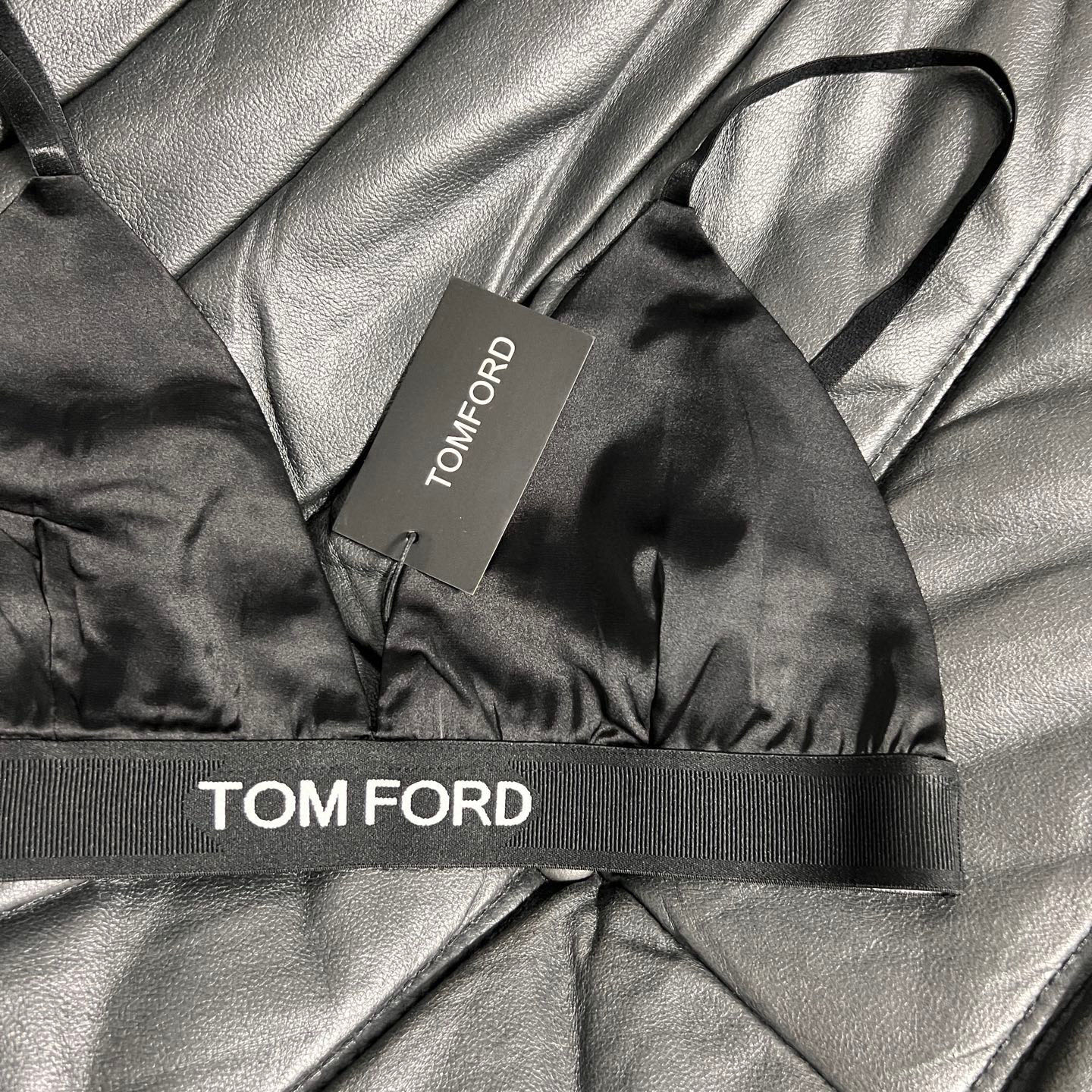 TOM FORD New 25-Piece Women’s Suit Collection with Silky Styling and Logo Details - 图片 5