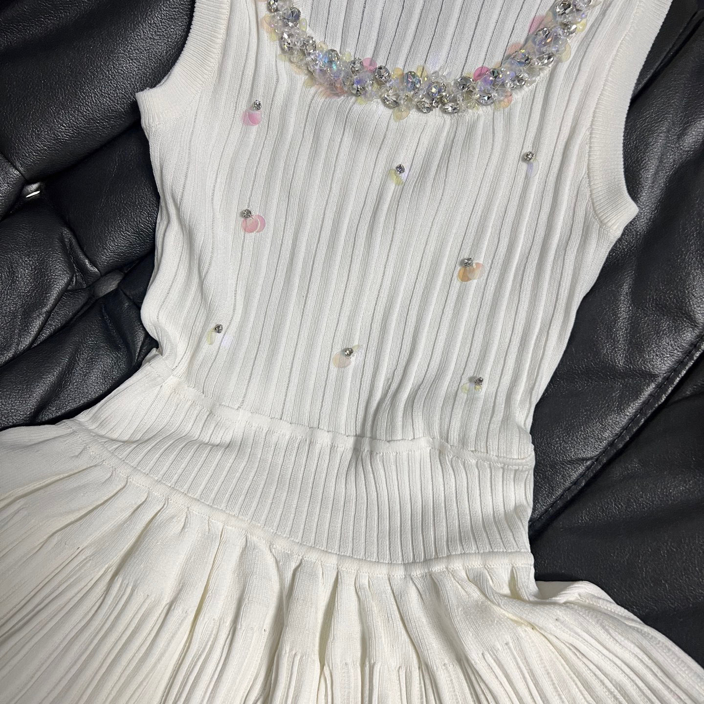 Elegant Wrinkled Design Dress Set for Independent Women: 25 Pieces, 3 Colors. - 图片 5