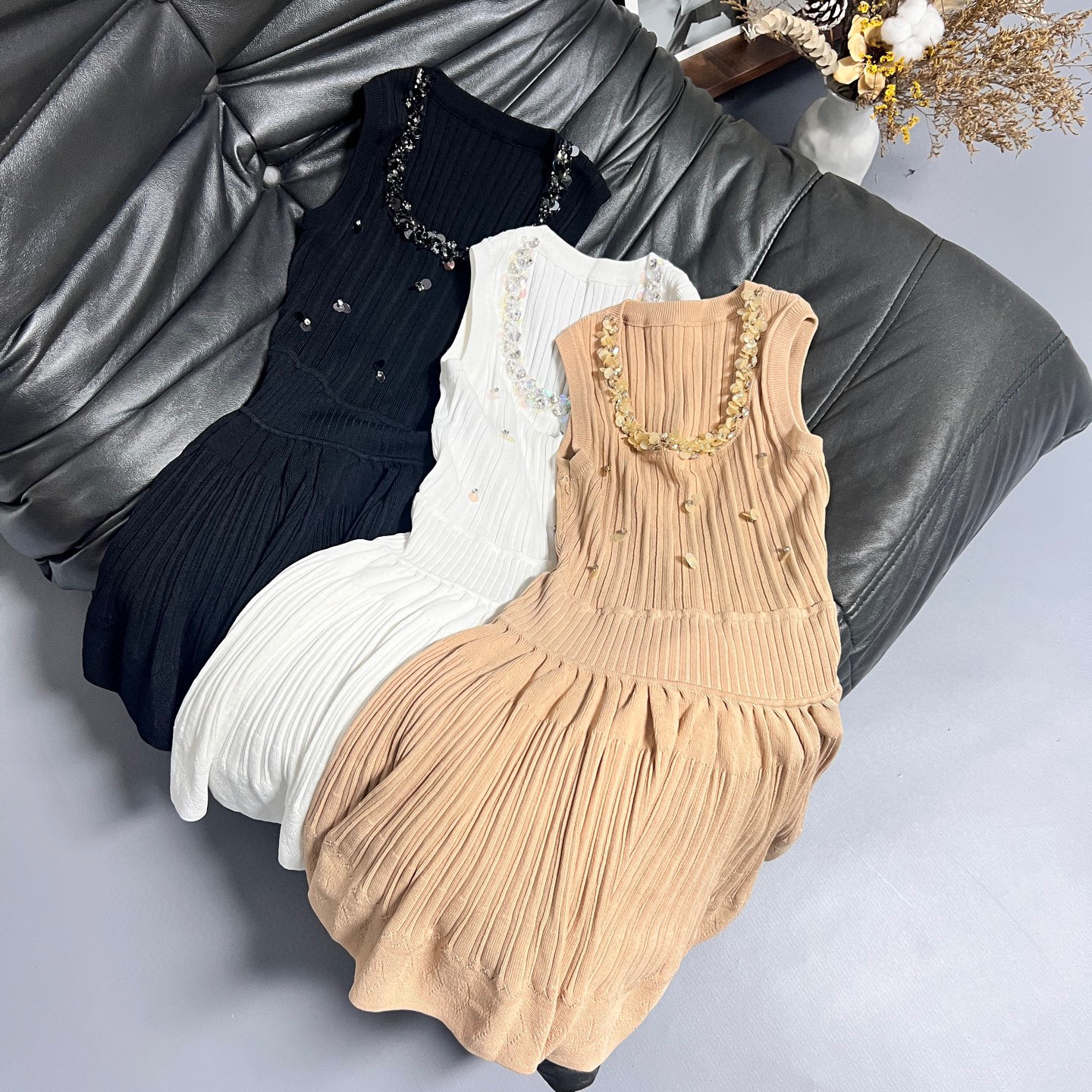 Elegant 25-Piece Dress for Single Women: Classic Colors, Wrinkled Design, Sizes SML - 图片 1