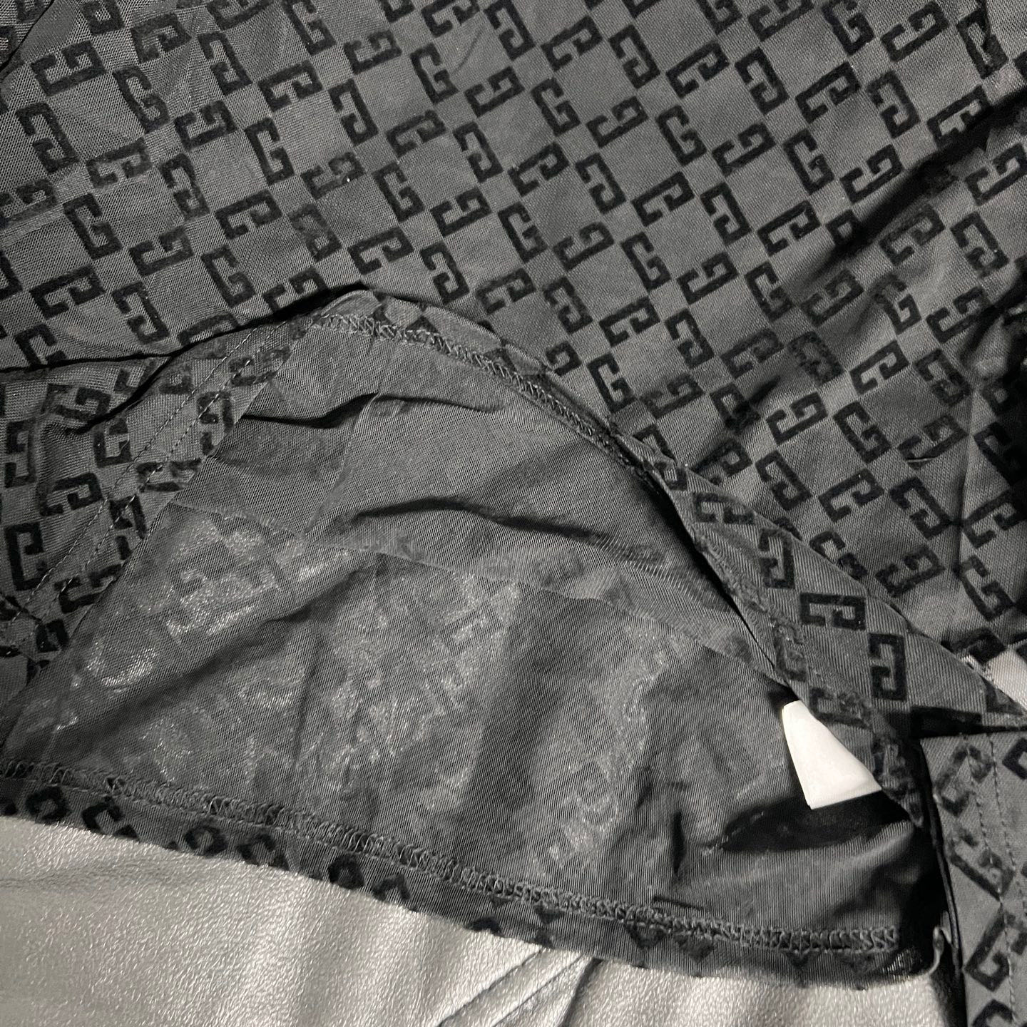 “25th Nebraska Classic Single-Rate Female Suit in Black, White, Wine Red, and Camel Velvet” - 图片 8