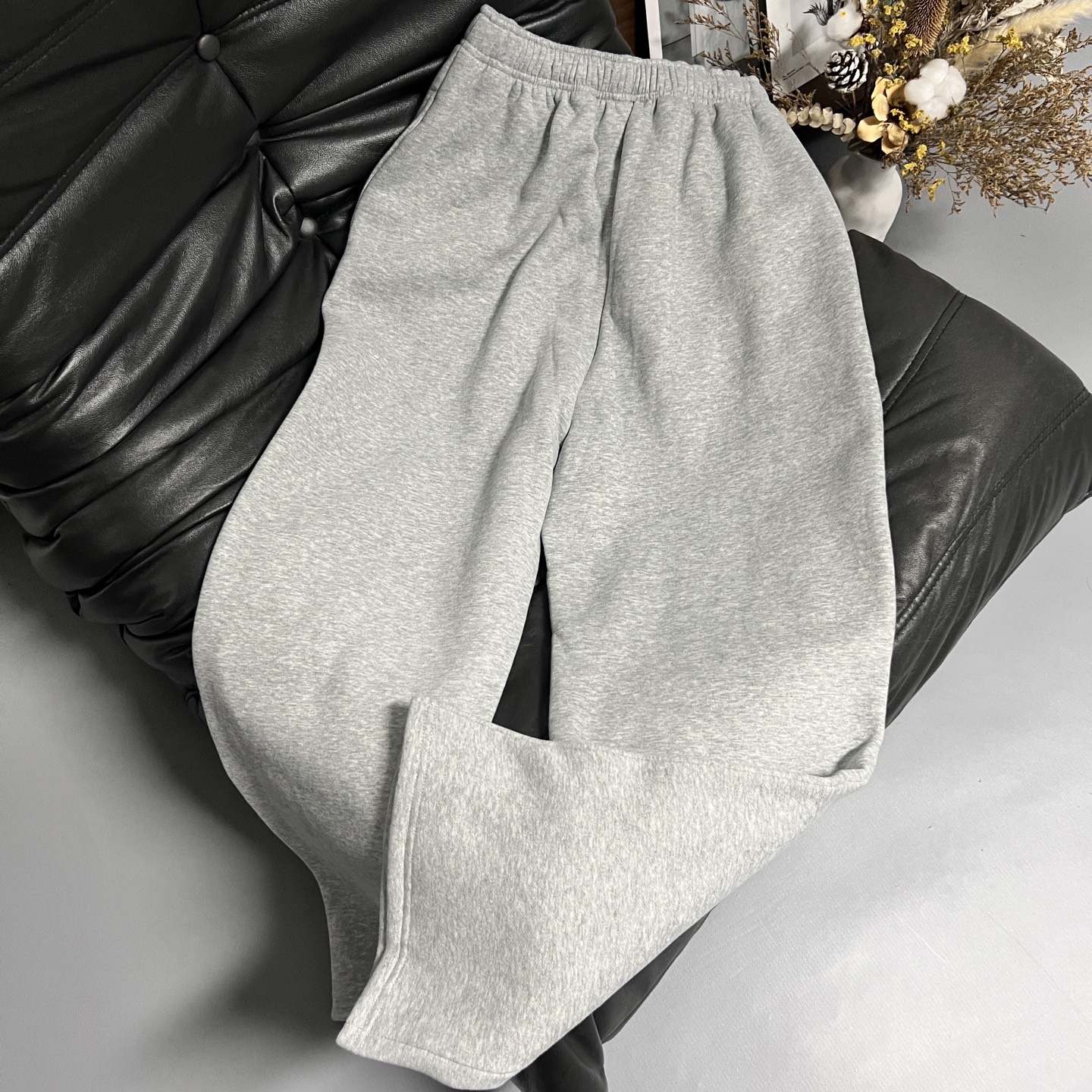 Title: Zalo25 Single-Size Female Suit for Fall and Winter Collection Summary: Zalo25 offers a versatile single-size female suit for fall and winter, featuring a short shirt and velvet material - 图片 2