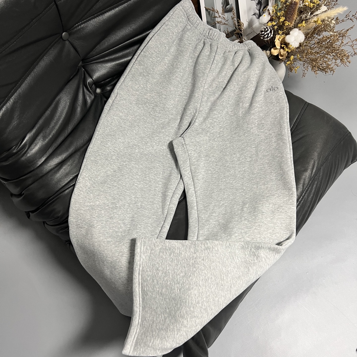 Title: Zalo25 Single-Size Female Suit for Fall and Winter Collection Summary: Zalo25 offers a versatile single-size female suit for fall and winter, featuring a short shirt and velvet material