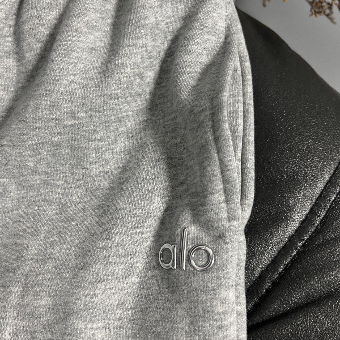 Title: Zalo25 Single-Size Female Suit for Fall and Winter Collection Summary: Zalo25 offers a versatile single-size female suit for fall and winter, featuring a short shirt and velvet material - 图片 4
